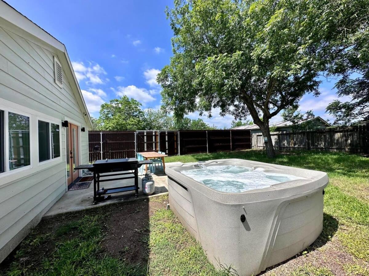 Blanco 2 Kings Hot Tub Modern Cottage Hill Country מראה חיצוני תמונה